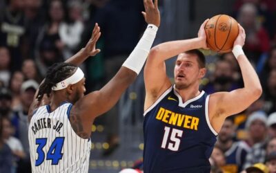 Jokic establece récord de asistencias para un pívot y Nuggets derrotan 126-115 a Magic