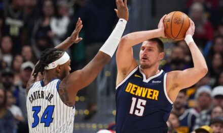 Jokic establece récord de asistencias para un pívot y Nuggets derrotan 126-115 a Magic