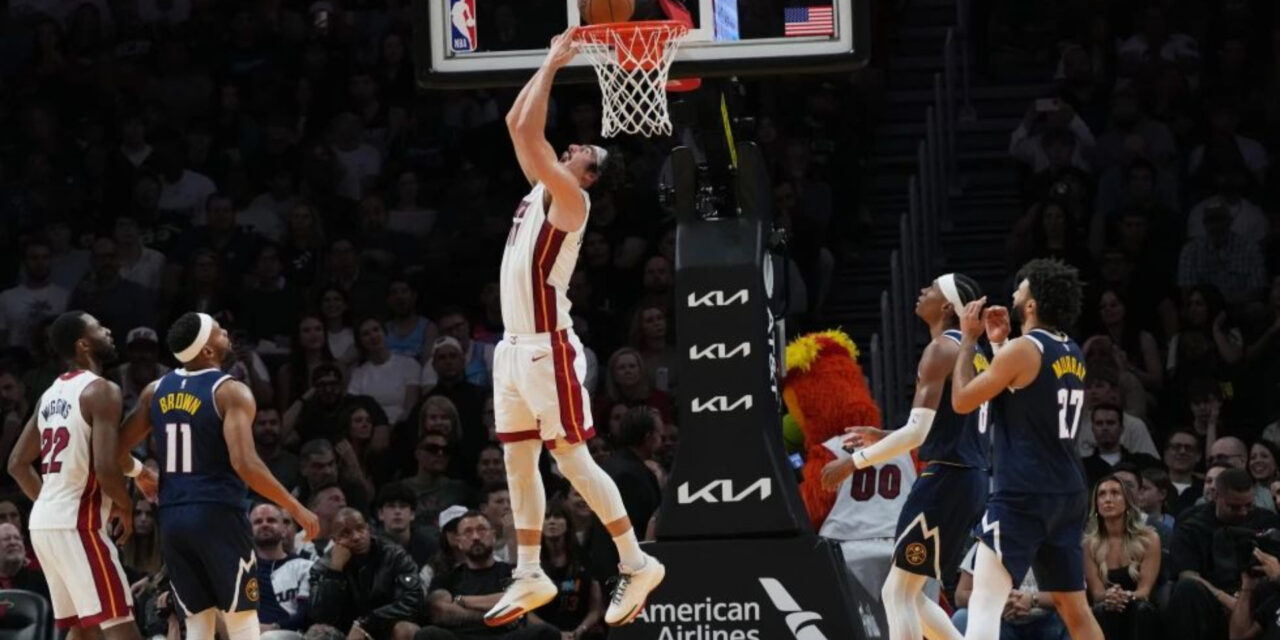 Jokic se lesiona al final del primer tiempo, el Heat supera a Nuggets desde entonces y gana 147-123