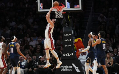 Jokic se lesiona al final del primer tiempo, el Heat supera a Nuggets desde entonces y gana 147-123