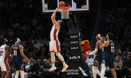 Jokic se lesiona al final del primer tiempo, el Heat supera a Nuggets desde entonces y gana 147-123