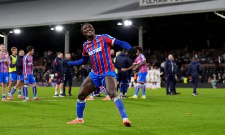 Guehi lleva al Crystal Palace al cuarto lugar en la Liga Premier con un gol tardío