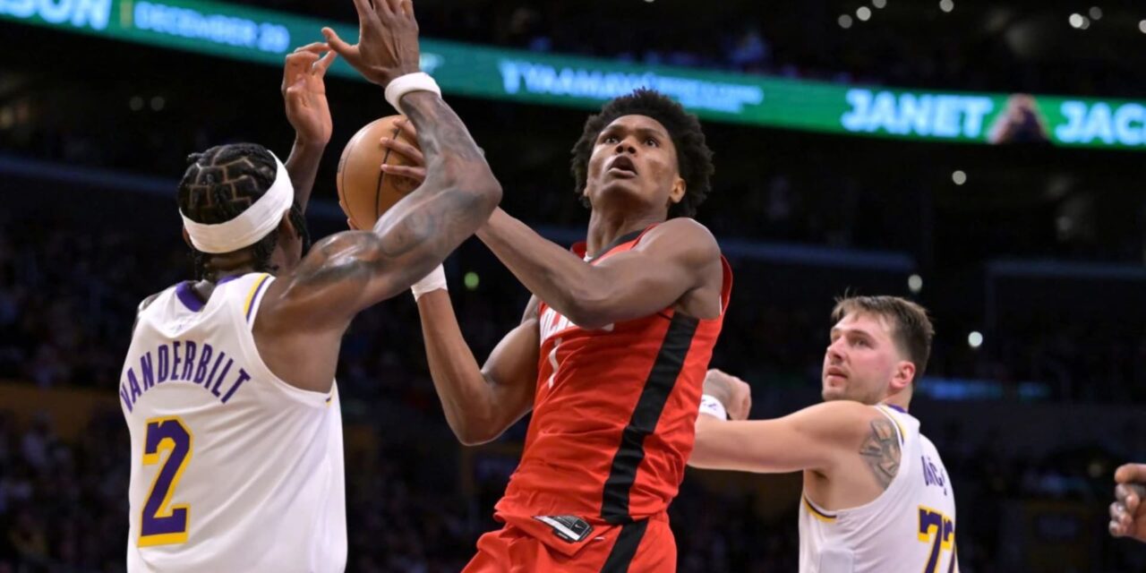 Amen Thompson anota 26 puntos y Rockets propinan paliza navideña a Lakers