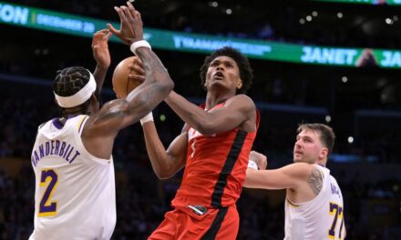 Amen Thompson anota 26 puntos y Rockets propinan paliza navideña a Lakers