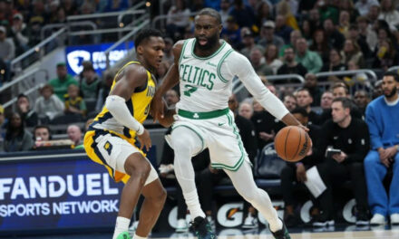 Jaylen Brown anota 30 puntos y Celtics encestan 20 triples para vencer a Pacers por 140-122