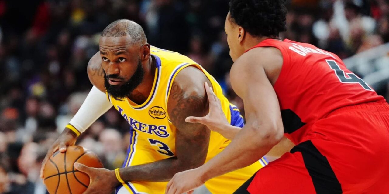 Hachimura anota un triple sobre la bocina tras pase de James y los Lakers vencen a los Raptors 123-120