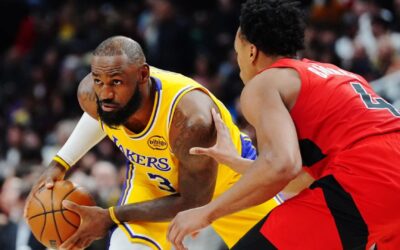 Hachimura anota un triple sobre la bocina tras pase de James y los Lakers vencen a los Raptors 123-120