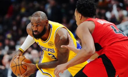 Hachimura anota un triple sobre la bocina tras pase de James y los Lakers vencen a los Raptors 123-120