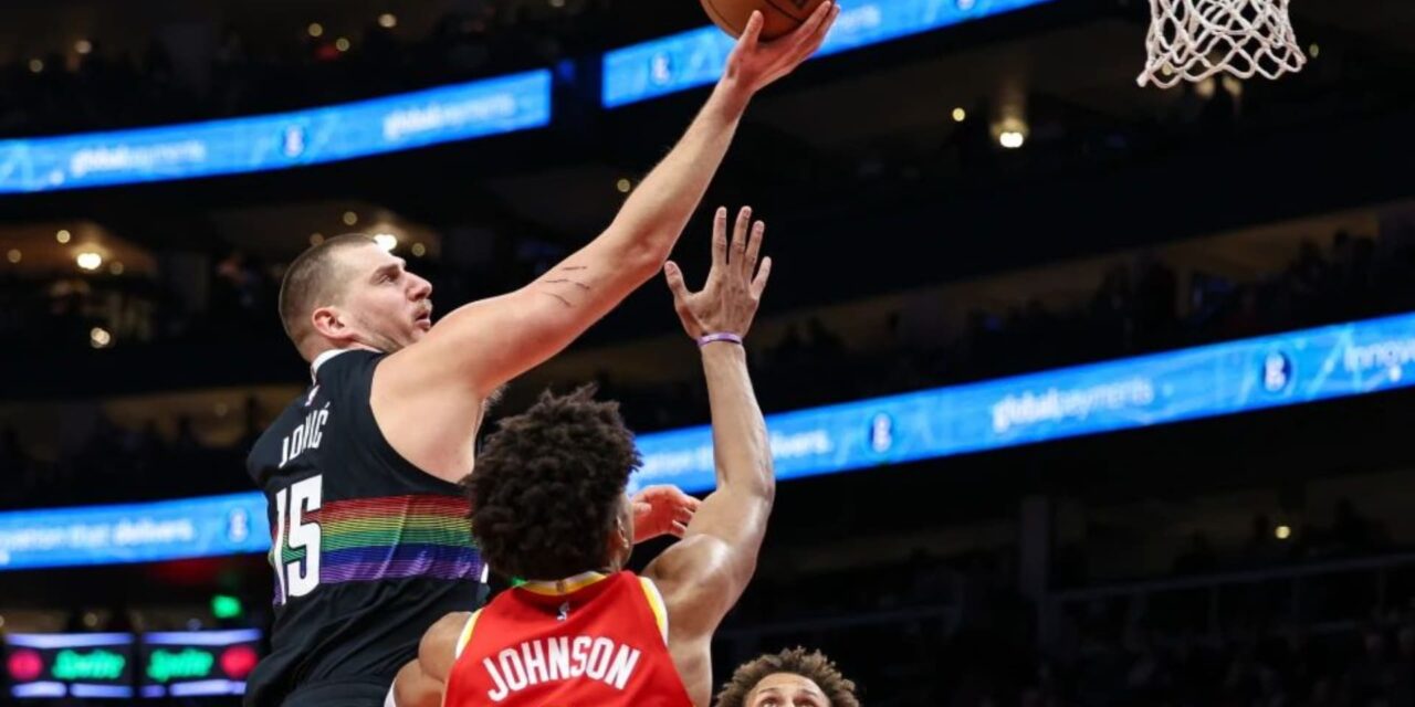 Jokic anota 39 puntos y Nuggets remontan en el último cuarto para vencer 134-133 a Hawks