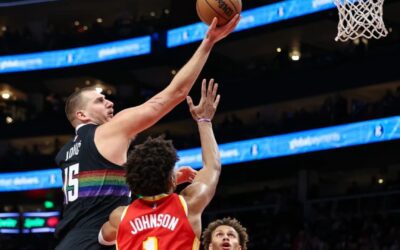 Jokic anota 39 puntos y Nuggets remontan en el último cuarto para vencer 134-133 a Hawks