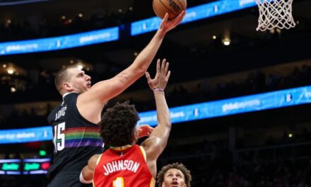 Jokic anota 39 puntos y Nuggets remontan en el último cuarto para vencer 134-133 a Hawks