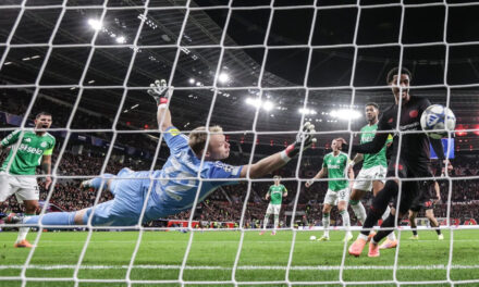 Grimaldo salva un punto para el Leverkusen