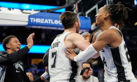 Kornet bloquea la bandeja de último segundo de Wagner y Spurs vencen 114-112 a Magic