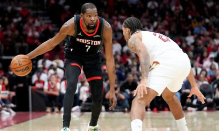Kevin Durant anota 30 puntos para llevar a los Rockets a una victoria dominante sobre los Cavaliers