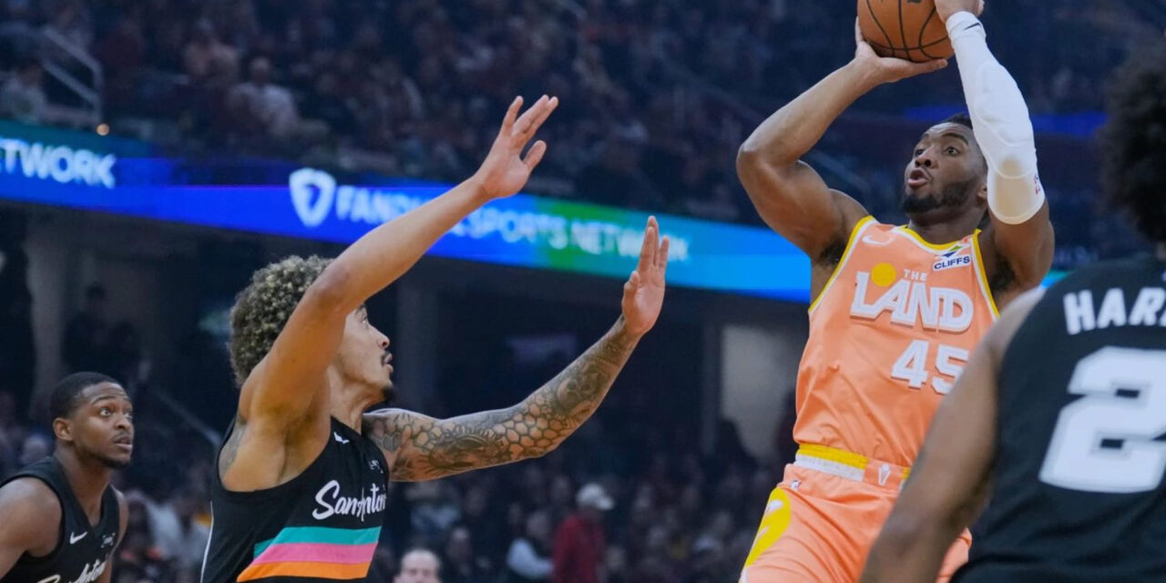Donovan Mitchell anota 28 puntos y Cavaliers vencen a Spurs 130-117
