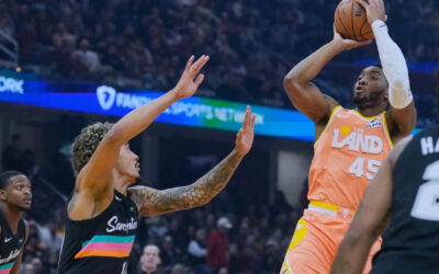 Donovan Mitchell anota 28 puntos y Cavaliers vencen a Spurs 130-117