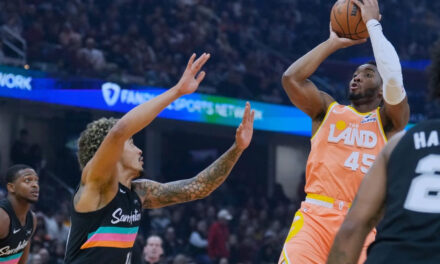 Donovan Mitchell anota 28 puntos y Cavaliers vencen a Spurs 130-117