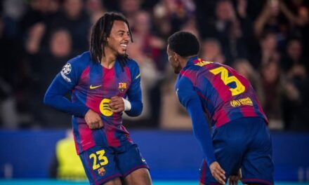 La testa de Kounde rescata al Barça de otra pájara en la ‘Champions’