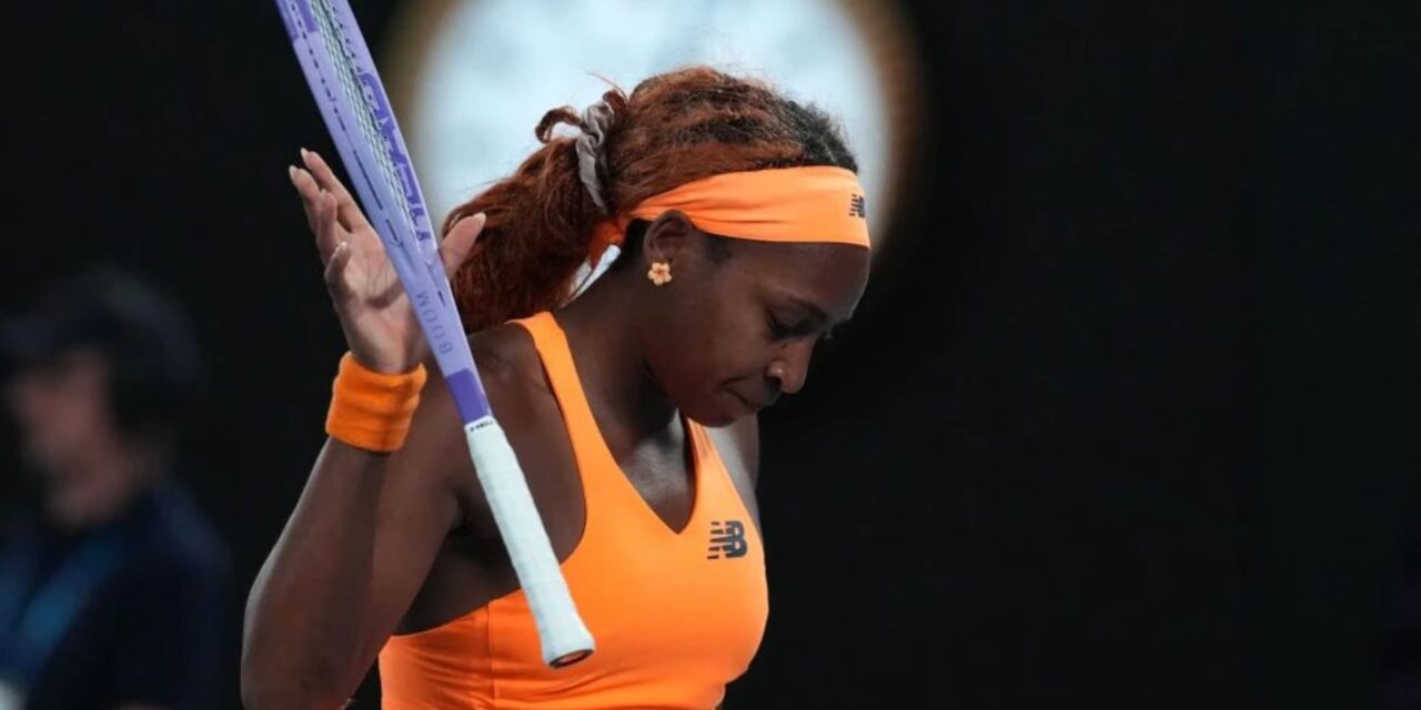 Coco Gauff rompe su raqueta frustrada tras derrota en el Abierto de Australia
