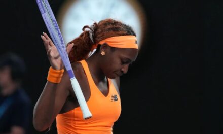 Coco Gauff rompe su raqueta frustrada tras derrota en el Abierto de Australia
