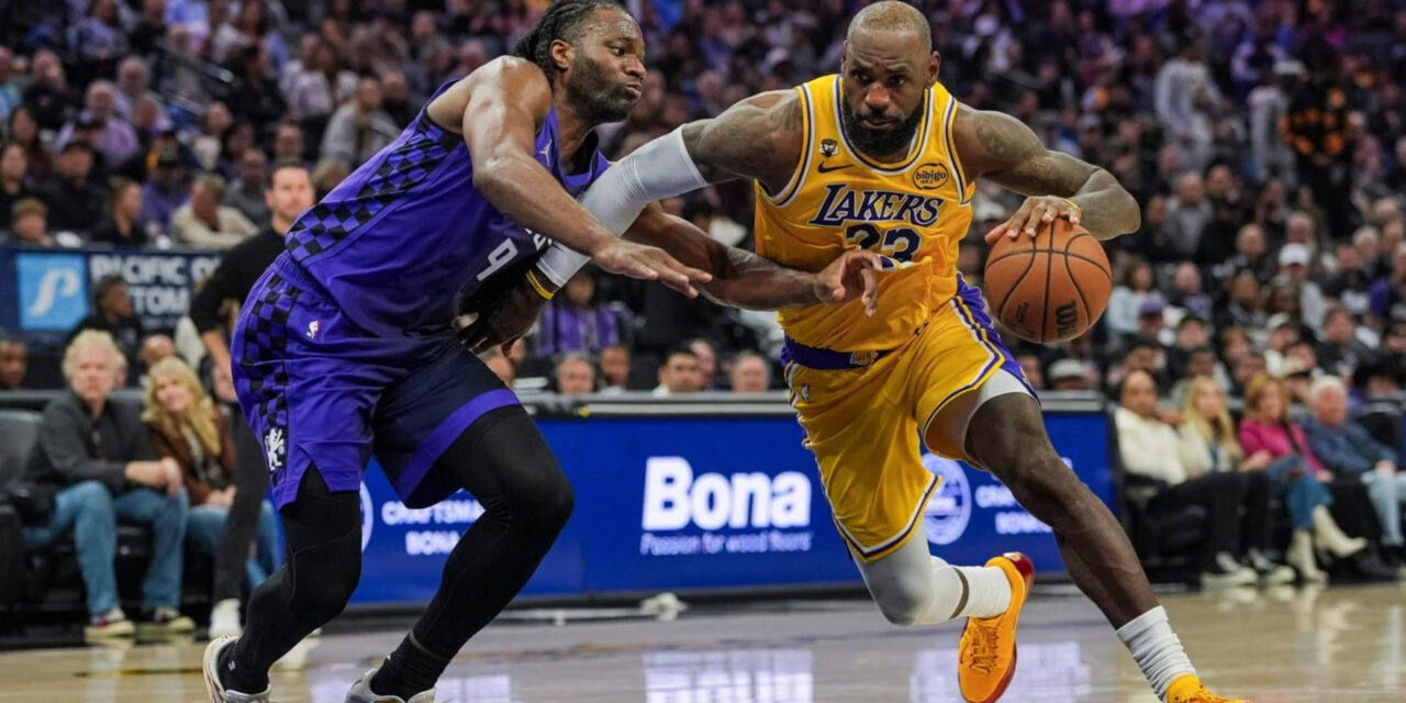 Monk anota siete triples y 26 puntos en victoria de Kings 124-112 sobre Lakers