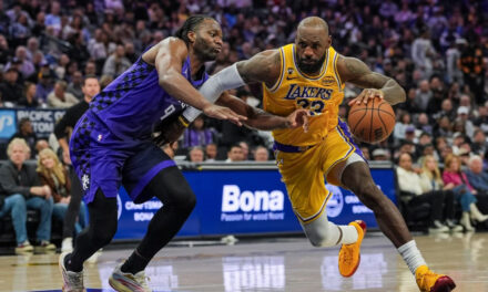 Monk anota siete triples y 26 puntos en victoria de Kings 124-112 sobre Lakers