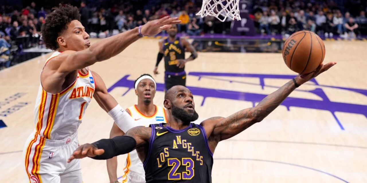 LeBron casi alcanza el triple-doble, Luka suma 27 en la contundente victoria de los Lakers por 141-116 sobre los Hawks.