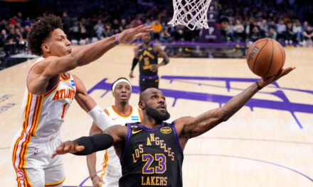LeBron casi alcanza el triple-doble, Luka suma 27 en la contundente victoria de los Lakers por 141-116 sobre los Hawks.