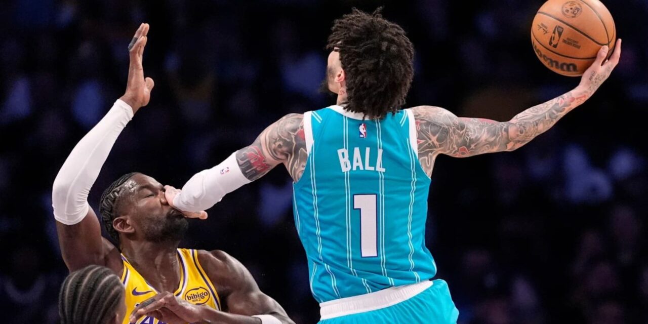 LaMelo Ball anota 9 triples para liderar a los Hornets a una sorprendente victoria por 135-117 sobre los Lakers