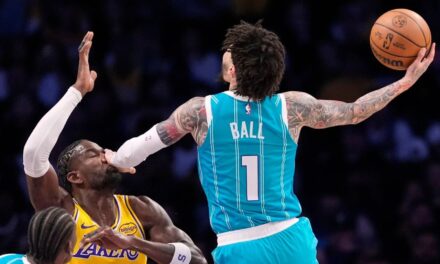 LaMelo Ball anota 9 triples para liderar a los Hornets a una sorprendente victoria por 135-117 sobre los Lakers