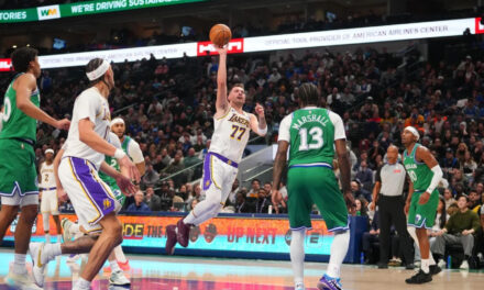 Luka Doncic vence otra vez a Mavericks y Lakers remontan en el 4º periodo para ganar 116-110