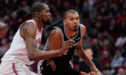 Wembanyama anota 28 puntos y lidera a los Spurs ante los Rockets, 111-99