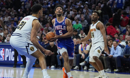 Tiro de Brown con interferencia da la victoria en tiempo extra a Nuggets 125-124 ante Sixers
