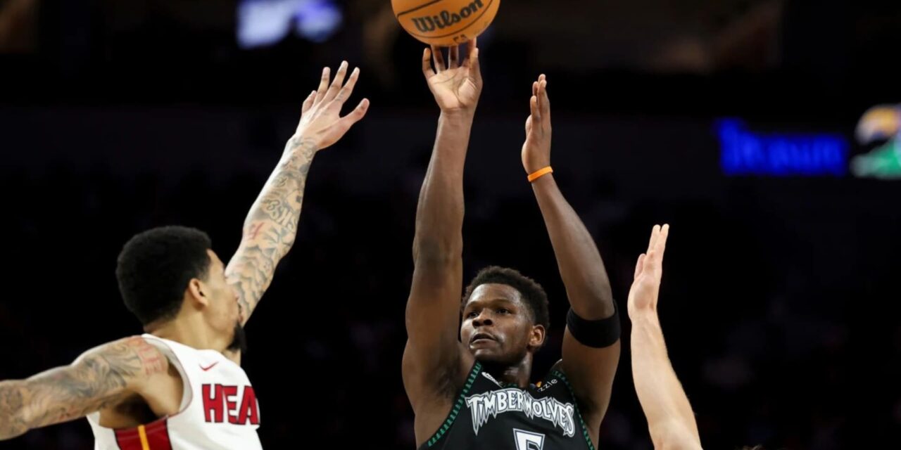 Edwards suma 26 puntos para ayudar a los Wolves a vencer al Heat 122-94