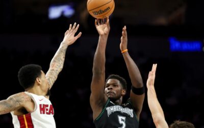 Edwards suma 26 puntos para ayudar a los Wolves a vencer al Heat 122-94