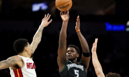 Edwards suma 26 puntos para ayudar a los Wolves a vencer al Heat 122-94