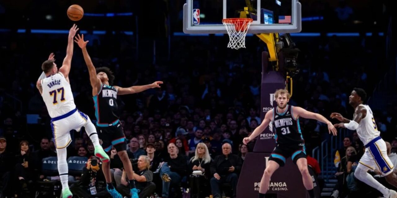 Luka Doncic anota 36 puntos mientras Lakers remontan y vencen 120-114 a Grizzlies