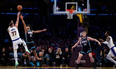 Luka Doncic anota 36 puntos mientras Lakers remontan y vencen 120-114 a Grizzlies