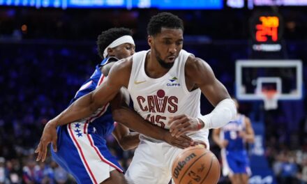 Mitchell suma 35 puntos para impulsar a los Cavs a la victoria sobre los 76ers por 133-107