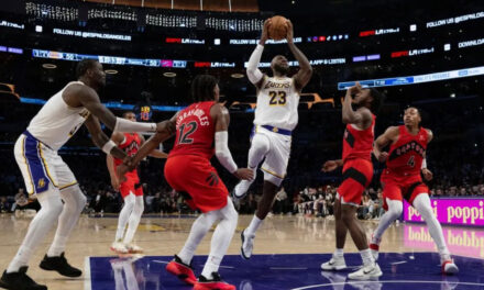 Luka y LeBron llevan a los Lakers a la victoria 110-93 sobre los Raptors