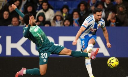 Espanyol sorprendido por Alavés, que remonta y se impone 2-1 en La Liga