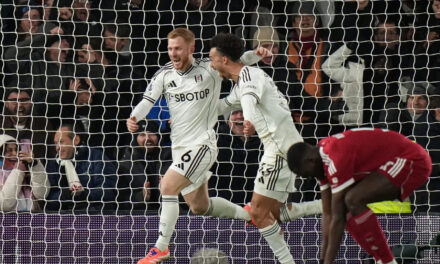 Liverpool sorprendido por gol tardío de Reed en empate 2 -2 con Fulham y Cunha rescata al Man United