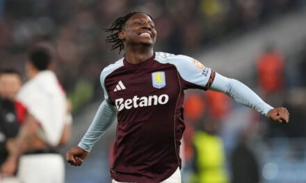 Aston Villa remonta en el 2do tiempo y supera 3-2 a Salzburgo en la Liga Europa