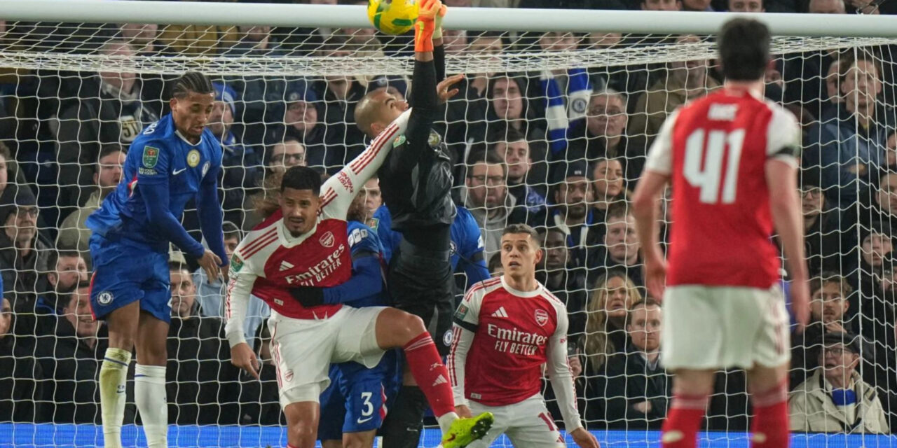 Arsenal aprovecha errores de Sánchez y vence 3-2 a Chelsea en semifinales de la Copa de la Liga