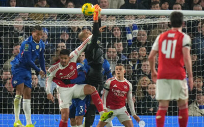 Arsenal aprovecha errores de Sánchez y vence 3-2 a Chelsea en semifinales de la Copa de la Liga
