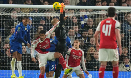 Arsenal aprovecha errores de Sánchez y vence 3-2 a Chelsea en semifinales de la Copa de la Liga