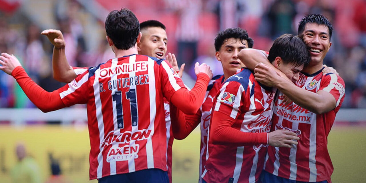 Chivas mantiene paso ante Gallos