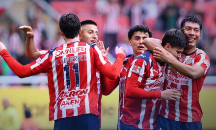 Chivas mantiene paso ante Gallos