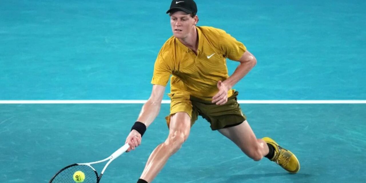 Sinner se sobrepone a calambres y calor para continuar su defensa del título en Australia