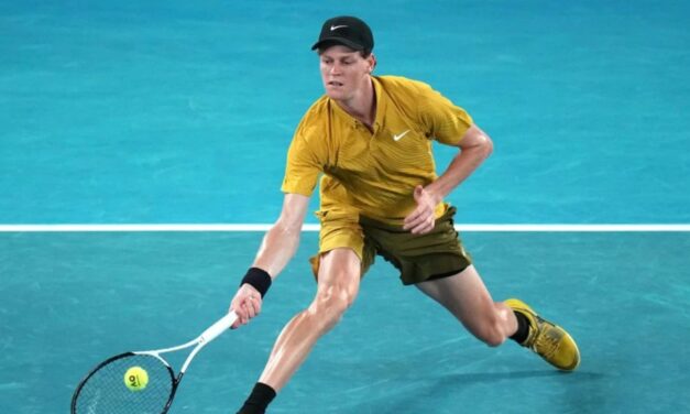 Sinner se sobrepone a calambres y calor para continuar su defensa del título en Australia